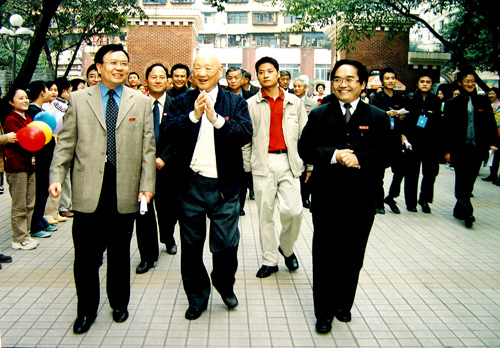 2003年10月21日,鄧墾老校長在92歲高齡回校